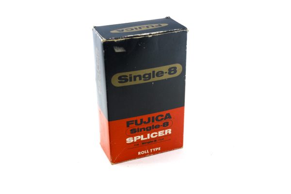 Fujica Single-8 Splicer i æske, stående skråt fra siden, viser emballagens fine detaljer.