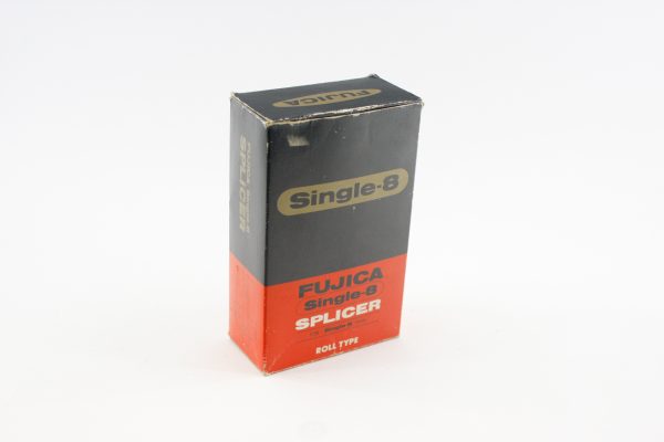 Fujica Single-8 Splicer i æske, set lidt oppefra, fremhæver splicerens og æskens overordnede tilstand.